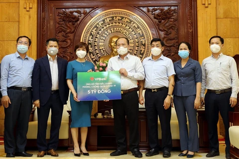 VPBank trao 5 tỷ tiền mặt ủng hộ Bắc Giang. (Ảnh: Vietnam+)
