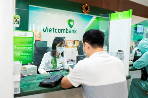 Giao dịch tại Vietcombank trong bối cảnh COVID-19. (Ảnh: Vietnam+)