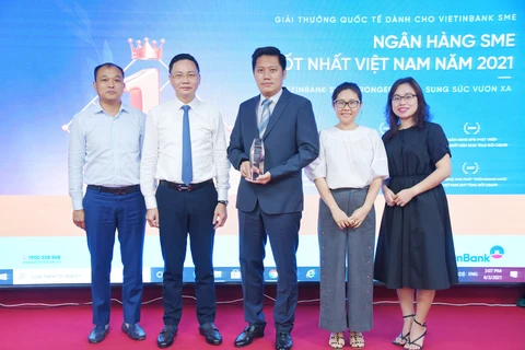 Ông Lê Duy Hải - Giám đốc Khối khách hàng doanh nghiệp VietinBank cùng các động nghiệp nhận giải thưởng Ngân hàng SME tốt nhất Việt Nam 2021. (Ảnh: Vietnam+)