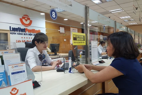 Giao dịch tại LienVietPostBank. (Ảnh: Vietnam+)