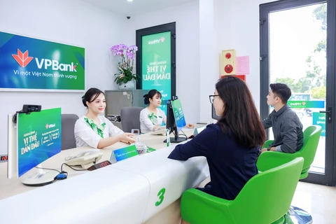 Giao dịch tại VPBank. (Ảnh: Vietnam+)