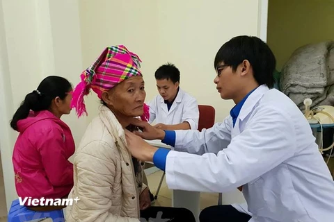 Bác sỹ khám bệnh cho người dân tại huyện miền núi. (Ảnh: PV/Vietnam+)