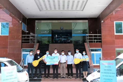 VietinBank bàn giao 2 xe cứu thương chất lượng cao để phục vụ cho công tác vận chuyển, cứu chữa bệnh nhân tại Đà Nẵng. (Ảnh: Vietnam+)