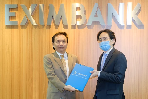 Ông Yasuhiro Saitoh - Chủ tịch HĐQT Eximbank (bên phải) trao Quyết định bổ nhiệm ông Trần Tấn Lộc giữ chức vụ Tổng Giám đốc của ngân hàng. (Ảnh: CTV/Vietnam+)