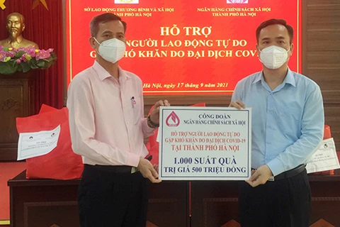 1.000 suất quà được gửi tới các lao động tự do đang gặp khó khăn bởi dịch bệnh tại 10 quận, huyện của thành phố Hà Nội. (Ảnh: Vietnam+)