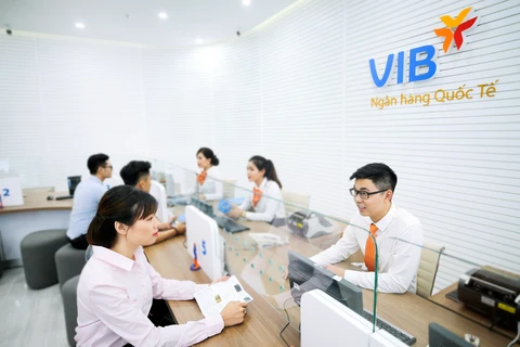 Giao dịch tại VIB. (Ảnh: CTV/Vietnam+)