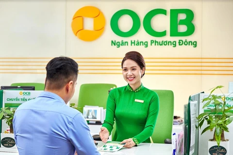 Giao dịch tại OCB. (Ảnh: Vietnam+)