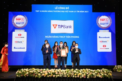 Ông Nguyễn Việt Anh – Phó Tổng giám đốc Ngân hàng TPBank tại lễ trao giải của VnReport. (Ảnh: Vietnam+)