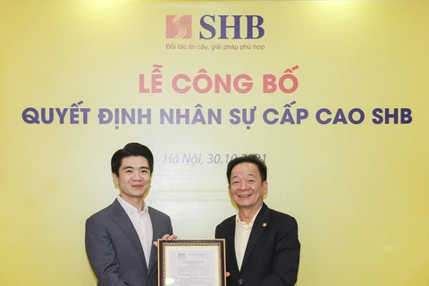 Chủ tịch Hội đồng quản trị Đỗ Quang Hiển trao quyết định bổ nhiệm cho ông Đỗ Quang Vinh. (Ảnh: CTV/Vietam+)