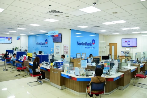 Tổng số tiền VietinBank giảm lợi nhuận để hỗ trợ khách hàng dự kiến cả năm khoảng 7.000-8.000 tỷ đồng. (Ảnh: Vietnam+)