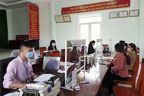 Chi nhánh NHCSXH tỉnh Lâm Đồng giải ngân nguồn vốn kịp thời đến các đối tượng thụ hưởng ngay tại điểm giao dịch xã. (Ảnh: Vietnam+)