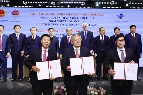 Từ trái sang: Ông Lê Thành Trung-Phó Chủ tịch VCF, Phó Tổng giám đốc HDBank; ông Berik Balgabaev - Giám đốc Văn phòng đại diện FIDE tại Nga và ông Trần Hoài Nam – Phó Tổng giám đốc HDBank thực hiện ký kết thỏa thuận và trao văn kiện với sự chứng kiến của 