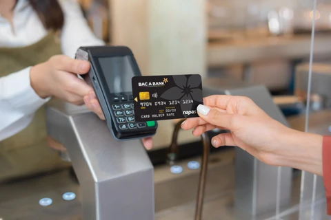 Thẻ ghi nợ nội địa BAC A BANK sẽ chính thức được chuyển đổi từ thẻ từ sang thẻ chip Contactless. (Ảnh: Vietnam+)