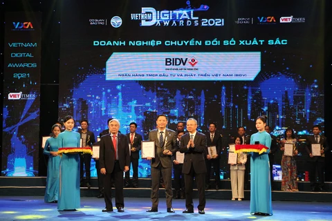 Ông Nguyễn Chiến Thắng - Giám đốc Trung tâm Ngân hàng số BIDV nhận giải thưởng từ ban tổ chức. (Ảnh: Vietnam+)