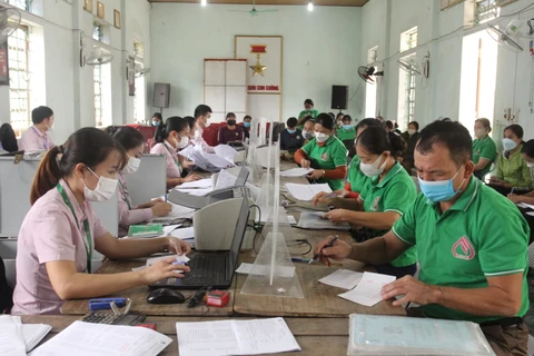 Ngân hàng Chính sách huyện Con Cuông giải ngân vốn kịp thời cho những lao động trở về địa phương. (Ảnh: Vietnam+)