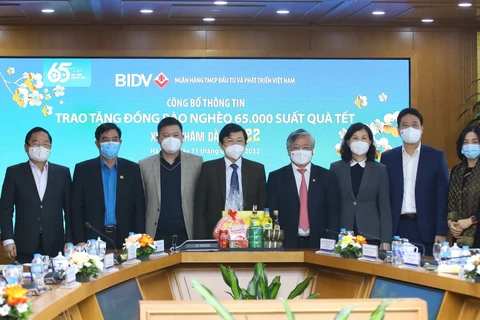 Đại diện các đơn vị tham dự lễ công bố quà 2022 của BIDV. (Ảnh: Vietnam+)