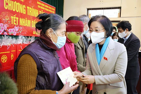 Phó Trưởng đoàn chuyên trách Đoàn ĐBQH thành phố Hà Nội Phạm Thị Thanh Mai trao quà Tết cho các hộ nghèo và gia đình chính sách tại huyện Ba Vì. (Ảnh: Vietnam+)
