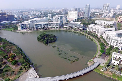 Hồ Bán nguyệt trong Khu đô thị Phú Mỹ Hưng, quận 7, Thành phố Hồ Chí Minh. (Ảnh: Quang Nhựt/TTXVN)