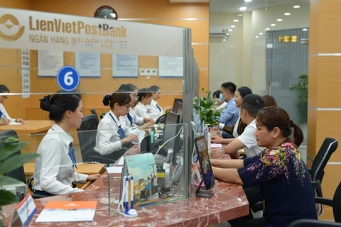 Giao dịch tại LienVietPostBank. (Ảnh: Vietnam+)