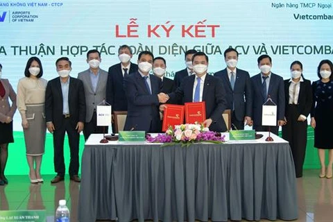 Ông Nguyễn Thanh Tùng - Phó Tổng Giám đốc phụ trách Ban điều hành Vietcombank (bên phải) và ông Vũ Thế Phiệt – Tổng Giám đốc ACV ký thỏa thuận hợp tác. (Ảnh: Vietnam+)