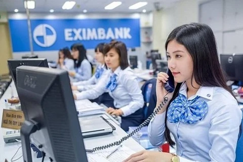 Giao dịch tại Eximbank. (Ảnh: CTV/Vietnam+)