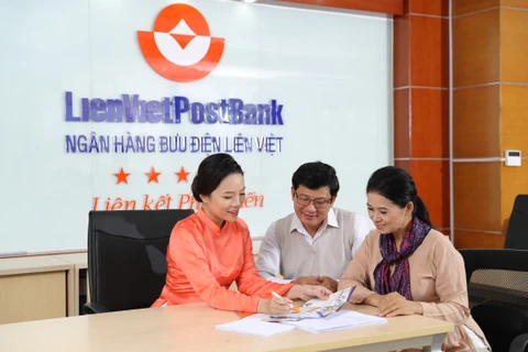 Nhân viên LienVietPostBank tư vấn cho khách hàng hưu trí. (Ảnh: Vietnam+)