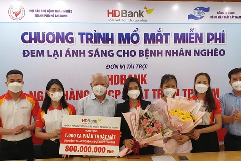 Tổng giá trị tài trợ cho 1.000 ca phẫu thuật mắt từ HDBank là 800 triệu đồng. (Ảnh: Vietnam+)
