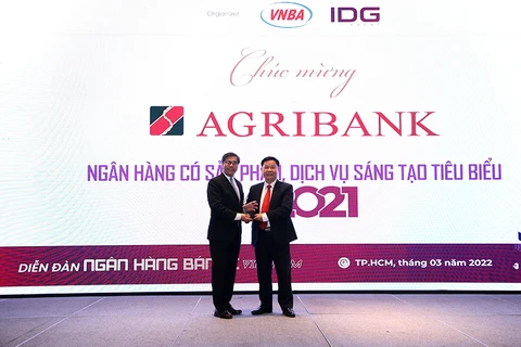 Đại diện Agribank (phải) nhận giải thưởng “Ngân hàng có sản phẩm, dịch vụ sáng tạo tiêu biểu năm 2021”. (Ảnh: Vietnam+)