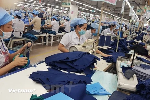Sản xuất hàng dệt may tại Công ty 29/3. (Ảnh: Vietnam+)