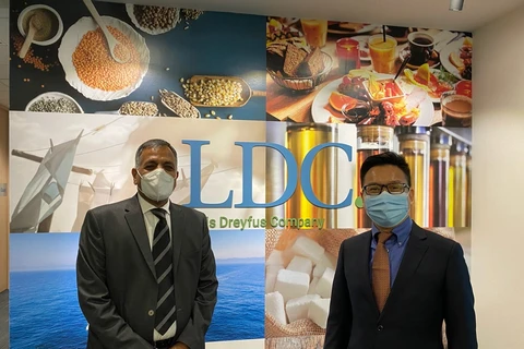 Hình ảnh lễ ký kết của 2 bên tại tại văn phòng Công ty LDC ở Singapore. (Ảnh: CTV/Vietnam+)
