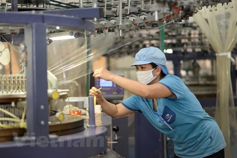 Doanh nghiệp dệt may đẩy mạnh ứng dụng công nghệ, tăng năng suất lao động. (Ảnh: PV/Vietnam+)