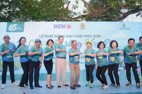 Đại diện lãnh đạo Ngân hàng Nhà nước và BIDV phát động giải chạy BIDVRun-cho cuộc sống xanh. (Ảnh: Vietnam+)
