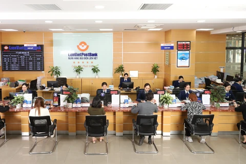 Giao dịch tại LienVietPostBank. (Ảnh: Vietnam+)