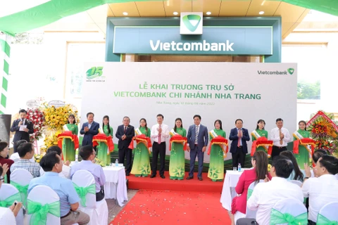 Lễ cắt băng khánh thành trụ sở hoạt động mới Vietcombank Nha Trang. (Ảnh: Vietnam+)