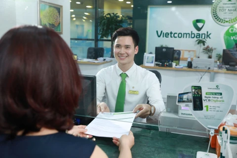 Giao dịch tại Vietcombank. (Ảnh: Vietnam+)