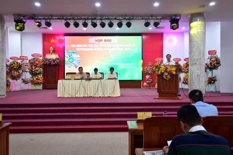 Lãnh đạo tỉnh Hậu Giang tổ chức họp báo về giải Marathon Quốc tế Vietcombank Mekong Delta Hậu Giang năm 2022. (Ảnh: Vietnam+)