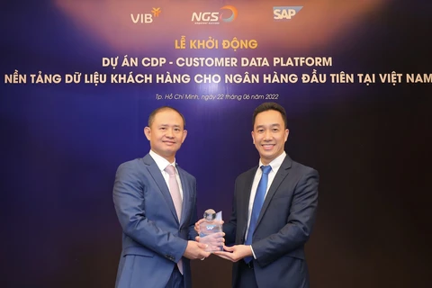 Đại diện VIB và SAP Việt Nam tại lễ khởi động dự án CDP. (Ảnh: Vietnam+)