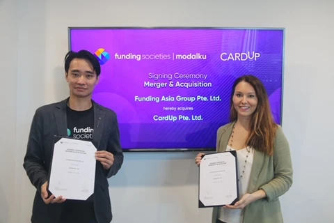 Ông Kelvin Teo, nhà đồng sáng lập và CEO của Funding Societies và bà Nicki Ramsay, nhà sáng lập và CEO của CardUp. (Ảnh: CTV/Vietnam+)