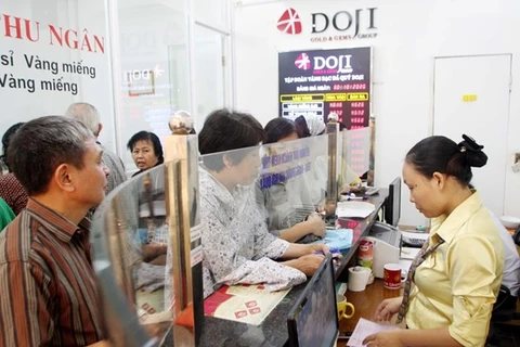 Giao dịch vàng tại doanh nghiệp. (Ảnh: Vietnam+)