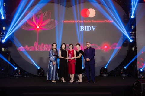 Lãnh đạo BIDV nhận giải thưởng của Mastercard. (Ảnh: Vietnam+)