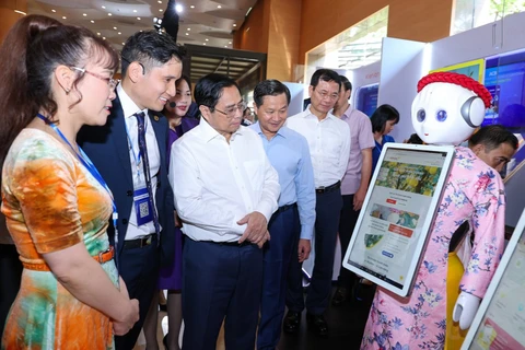 Thủ tướng Chính phủ Phạm Minh Chính cùng các lãnh đạo Bộ, ngành tham quan gian hàng của HDBank. (Ảnh: CTV/Vietnam+)