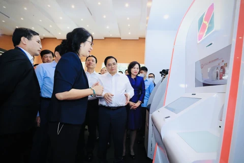 Thủ tướng Chính phủ Phạm Minh Chính thăm gian hàng của Agribank tại sự kiện “Ngày chuyển đổi số Ngành Ngân hàng”. (Ảnh: Vietnam+)