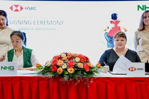 Nguyễn Hoàng nhận khoản tín dụng đầu tiên của Quỹ tài trợ nữ doanh nhân. (Ảnh: Vietnam+)
