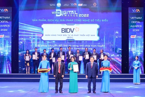 Đại diện BIDV nhận giải thưởng từ ban tổ chức. (Ảnh: Vietnam+)