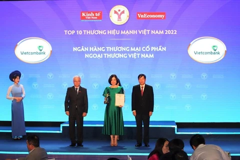 Đại diện Vietcombank, bà Phùng Nguyễn Hải Yến - Phó Tổng giám đốc nhận biểu trưng từ ban tổ chức chương trình. (Ảnh: Vietnam+)