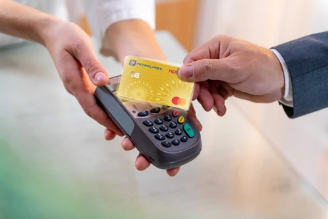 Thẻ HDBank Petrolimex 4 trong 1 giúp người dùng giao dịch dễ dàng giữa xu hướng thanh toán không dùng tiền mặt. (Ảnh: Vietnam+)