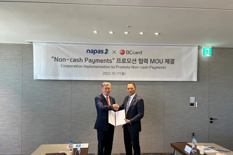 NAPAS và BC Card ký kết thỏa thuận hợp tác thúc đẩy hoạt động thanh toán không dùng tiền mặt tại Việt Nam và Hàn Quốc. (Ảnh: VIetnam+)