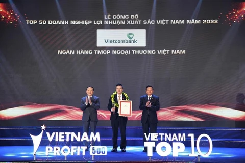 Đại diện Vietcombank nhận giải thưởng từ ban tổ chức. (Ảnh: Vietnam+)