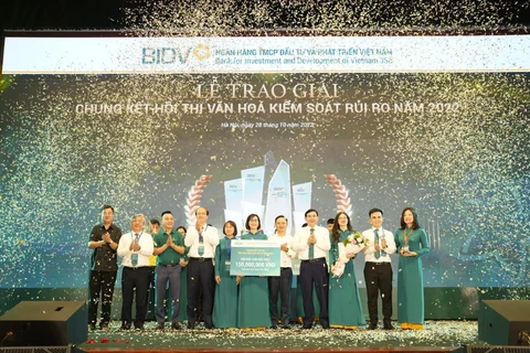 Lãnh đạo BIDV trao giải đặc biệt. (Ảnh: Vietnam+)