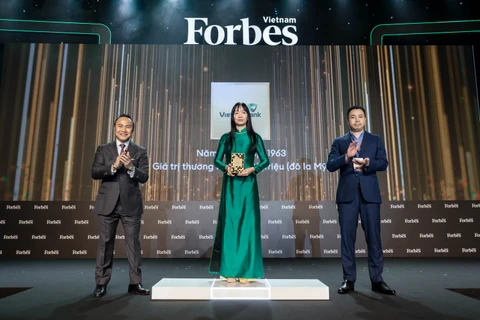 Đại diện Vietcombank nhận giải thưởng tốp 25 thương hiệu tài chính dẫn đầu năm 2021 do Forbes bình chọn. (Ảnh: Vietnam+)